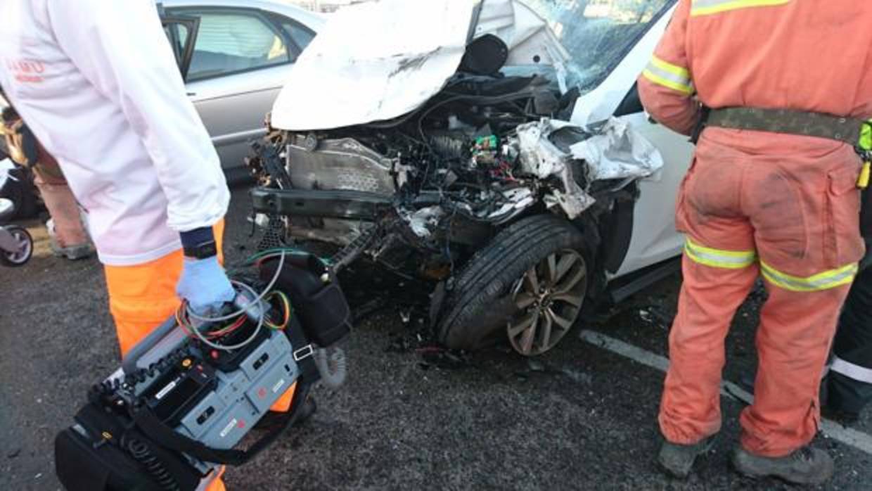 Imagen de uno de los coches tras el suceso mortal en la pista de Silla