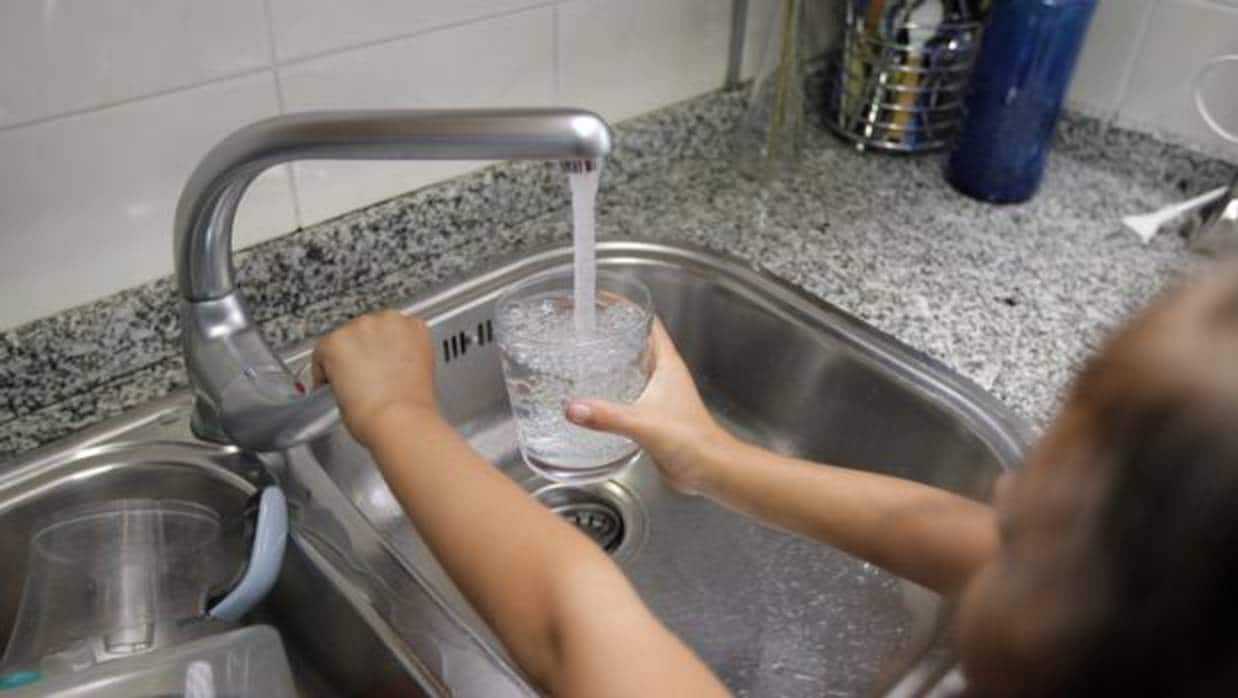 La Xunta alerta contra el consumo prolongado de agua con altos índices de trihalometanos