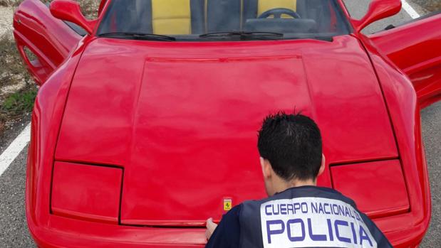 Detenido por modificar la carrocería de un coche viejo para venderlo como un Ferrari