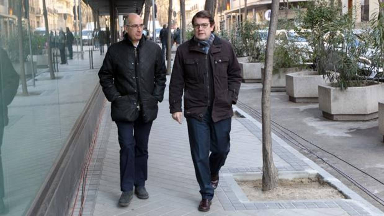 Alfonso Fernández Mañueco, junto al presidente del PP de Salamanca, a su llegada a Génova