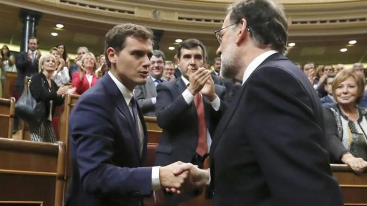 Saludo entre Albert Rivera y Mariano Rajoy