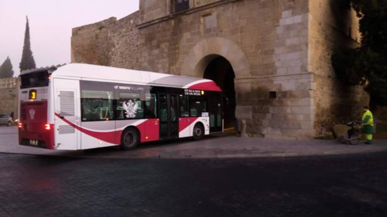 Un autobús urbano pasa por el interior de la Puerta de Bisagra esta mañana