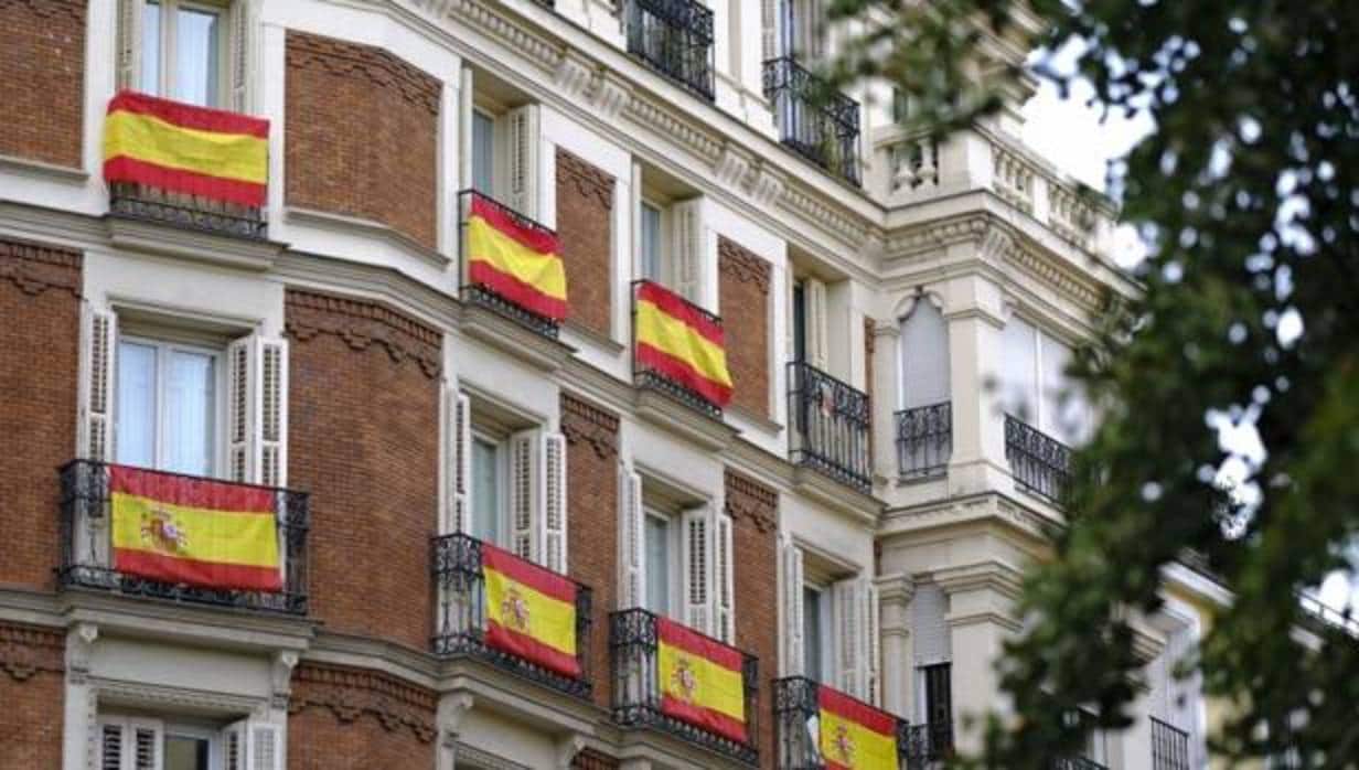 Banderas de España adornando balcones en Madrid