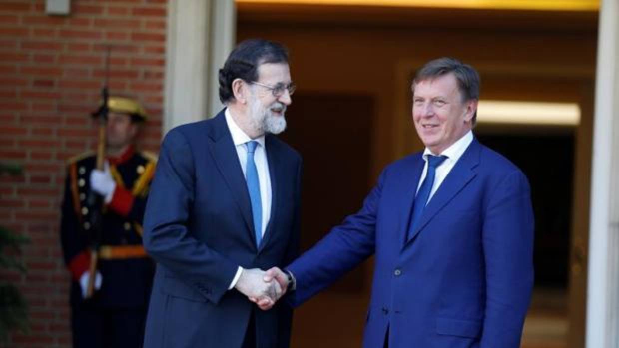 Rajoy y el primer ministro de Letonia, Maris Kucinskis, este miércoles en el Palacio de La Moncloa