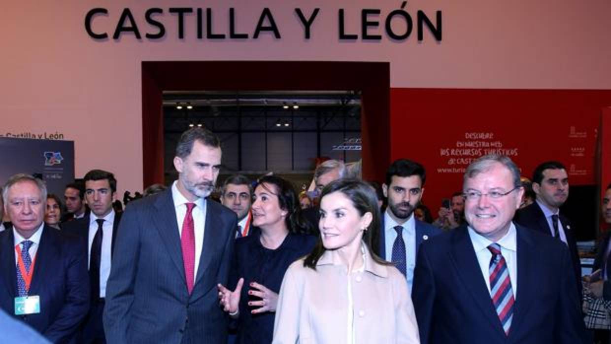 Los reyes visitan el stand de Castilla y León, durante la inauguración de Fitur 2018