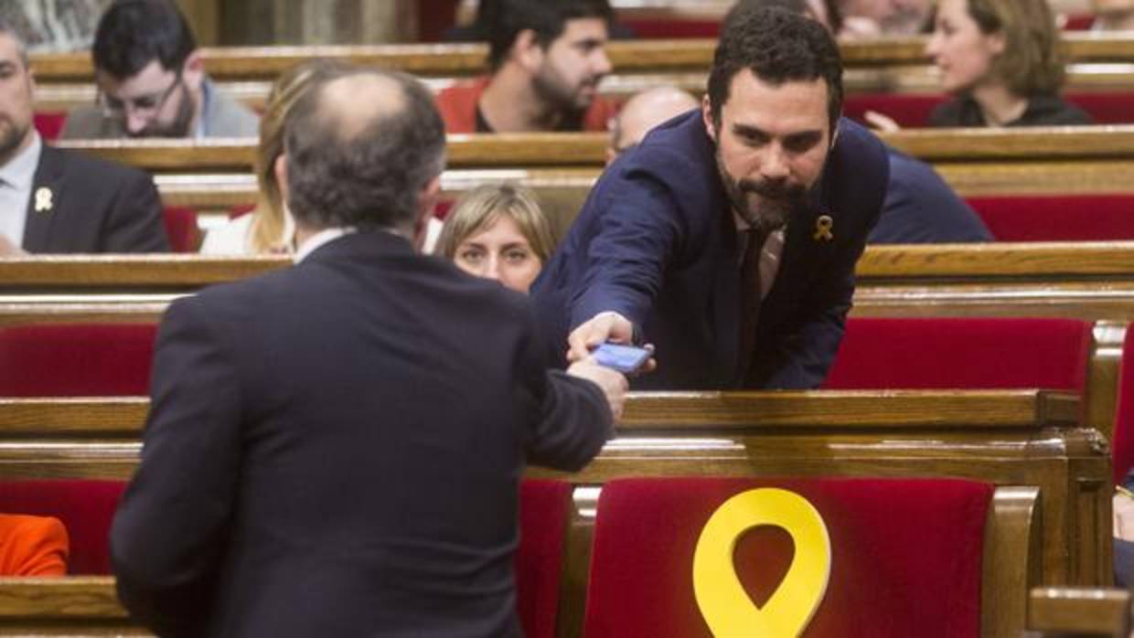 Jordi Turull le acerca a Torrent el móvil con la llamada de Puigdemont