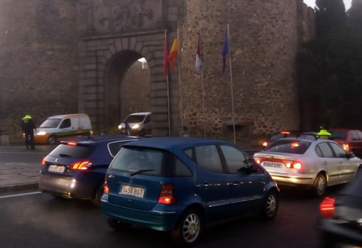 Los vehículos entraban por un lateral de la Puerta de Bisagra y salían del casco viajo atravesando el monumento, como se aprecia en la fotografía