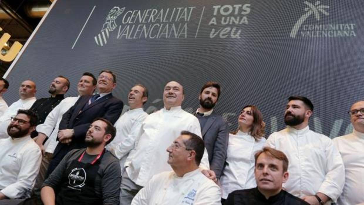 Puig posa con los cocineros que han participado en la presentación del Manifiesto Gastronómico en la feria Fitur