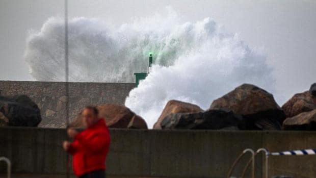 La costa se recupera tras las olas gigantes de hasta 19 metros