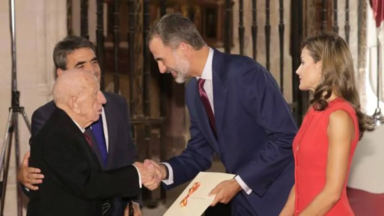 Los Reyes, durante su última visita a la región, entregan el Premio Nacional de Cultura 2016 al ganadero Victorino Martín