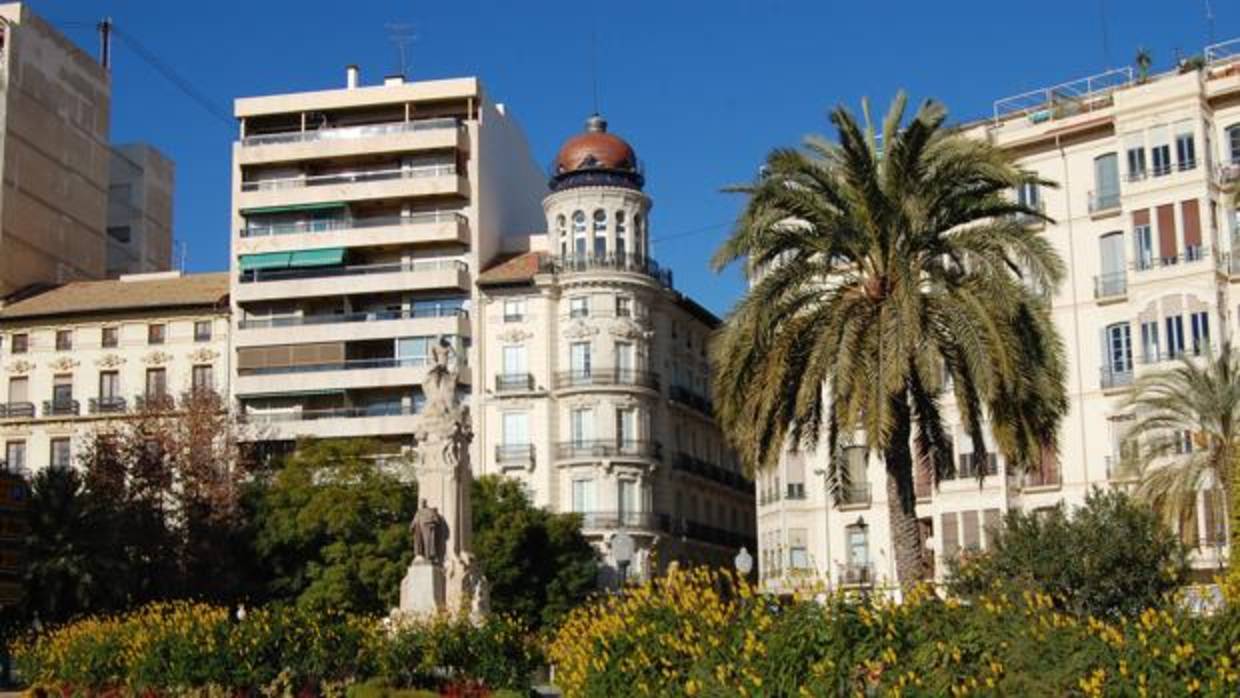 La Casa Alberola, el edificio que hace esquina en el centro de la imagen