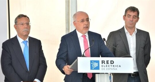 El presidente de REE, José Folgado, Antonio Morales y el presidente canario, Clavijo