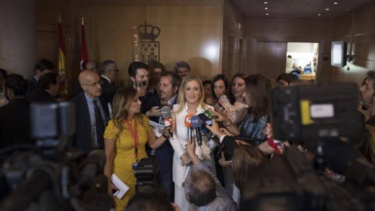 Cifuentes atiende a los medios al término de su primera comparecencia ante la comisión de corrupción de la Asamblea