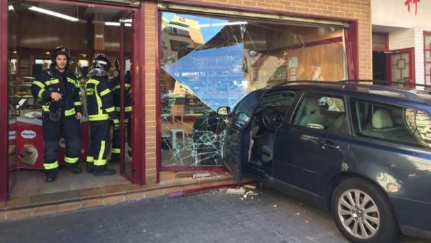 Empotra su coche contra una pastelería y manda al hospital a una anciana de 102 años