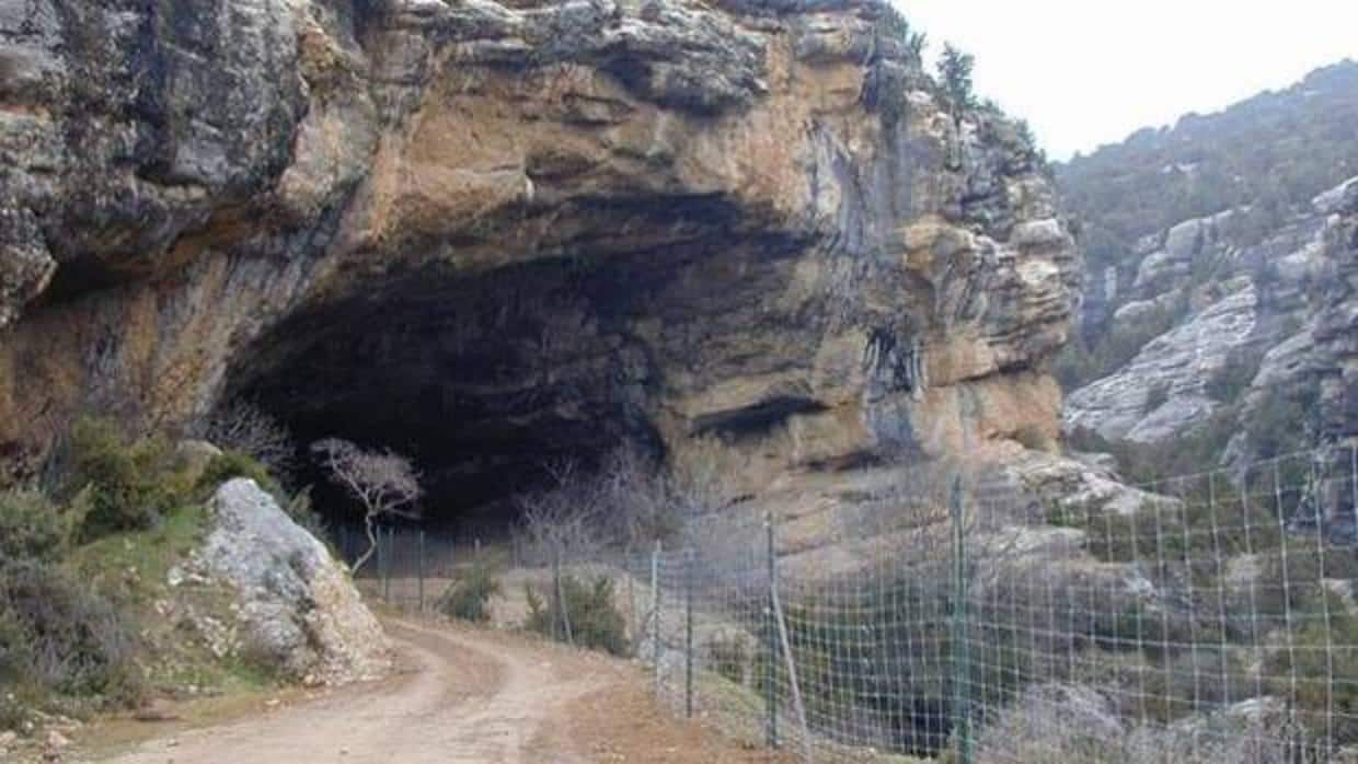 Pista de acceso a la Cueva de Chaves