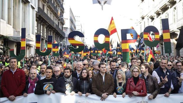 Miles de policías y guardias civiles claman en Barcelona por la equiparación salarial