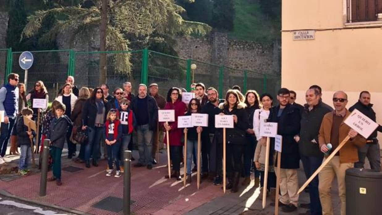 Los concejales del PP se han sumado a la protesta realizada en el barrio de la Reconquista