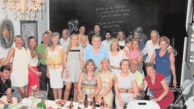 El doctor Teullet, en la fiesta de su jubilación en 2016 con su familia y amigos