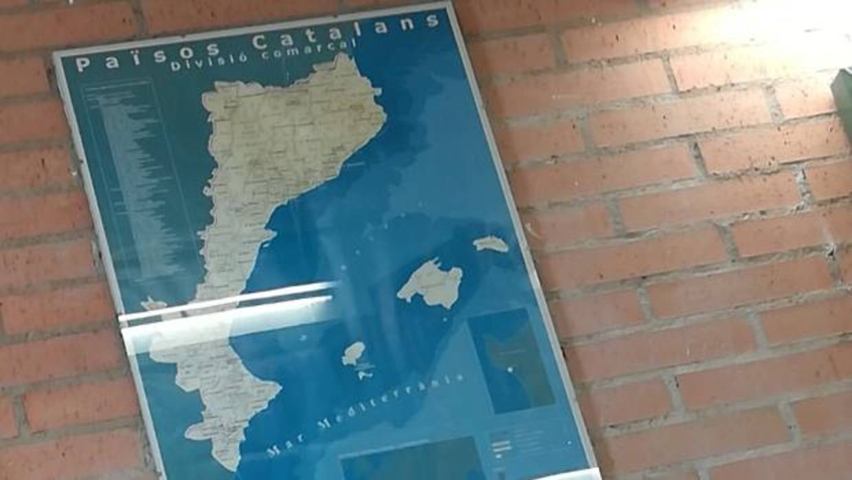 Imagen del mapa colgado en el IES de Benicàssim con los «Països Catalans»