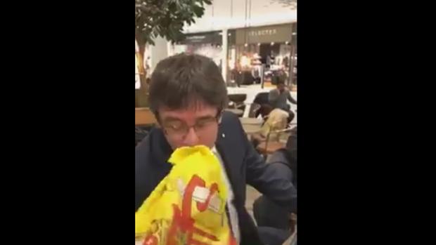 «Puigdemont, dale un besito a la bandera española»