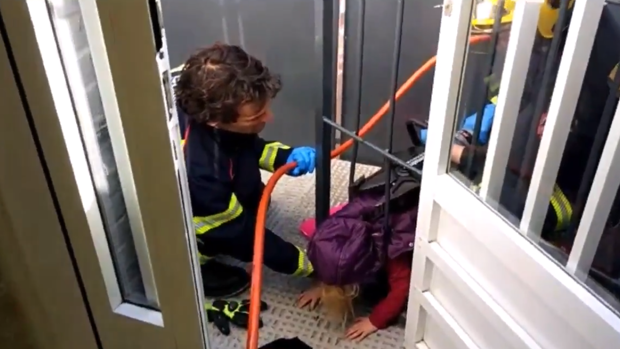 Rescatada ilesa una niña de tres años que tenía la cabeza atrapada entre dos barrotes de una reja
