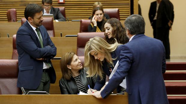 El PP valenciano trata de soltar lastre con Camps tras las acusaciones de Gürtel pero se divide ante su reprobación