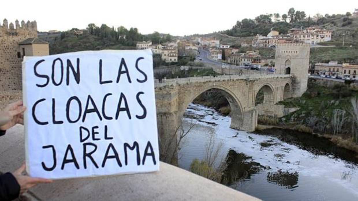 Protesta por el estado del río Tajo en el puente de San Martín