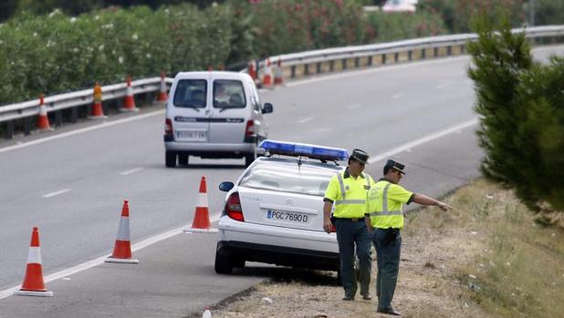 Robó un bolso con 84.000 euros a punta de pistola en la autopista en Castellón