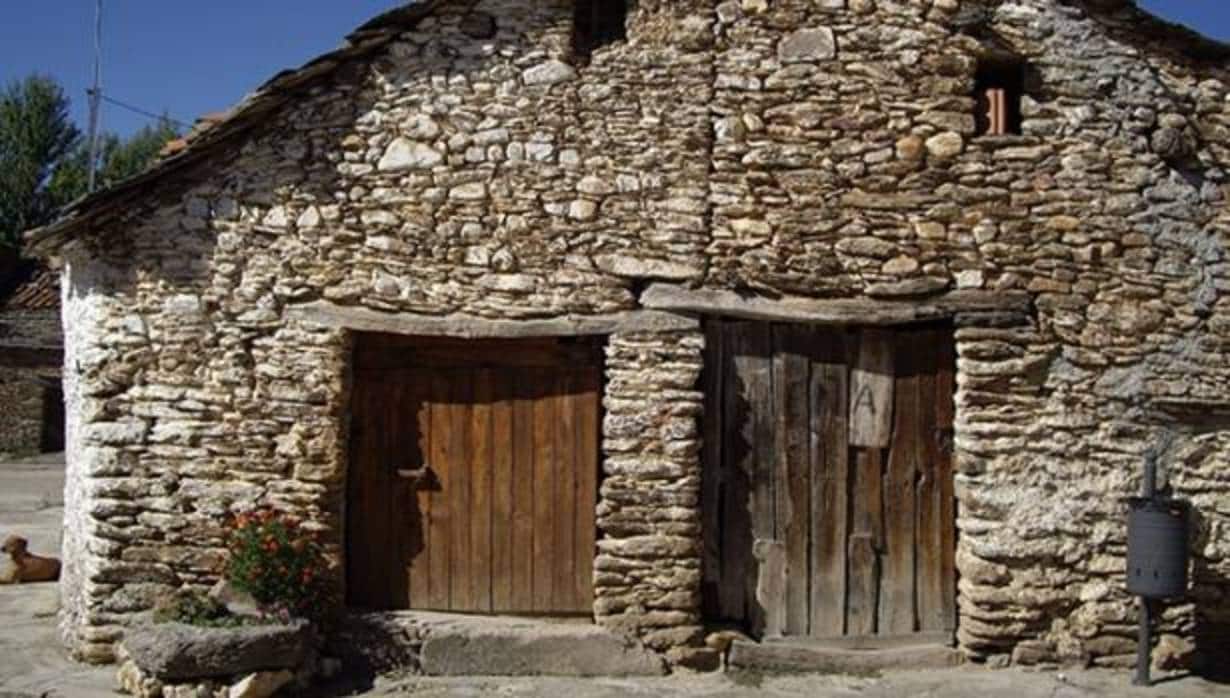 Zarzuela de Jadraque es un pequeño pueblo de la Sierra Norte de Guadalajara en el que sus pocos vecinos superan los 70 años