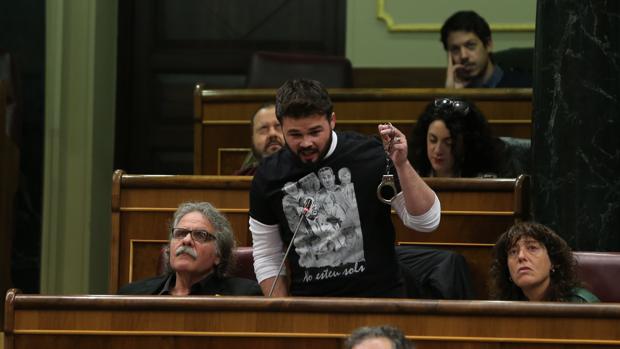 Esposas en el Congreso y soflamas a golpe de tuit: así se ha convertido Rufián en el diputado más polémico