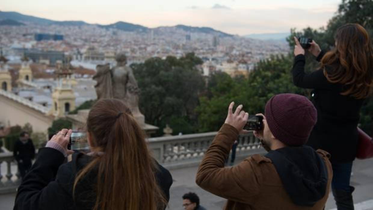 Turistas en el mirador del MNAC de Barcelona