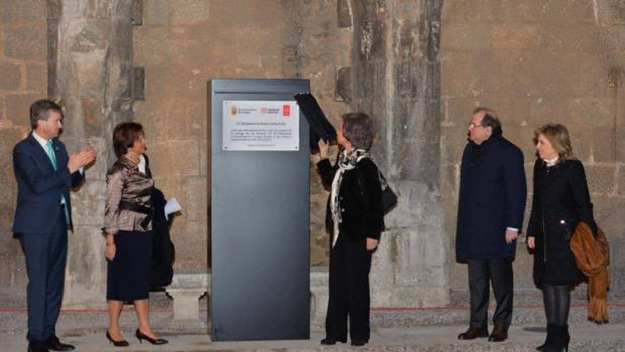 La reina doña Sofía revela este jueves una placa conmemorativa de su visita
