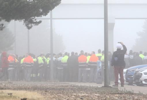 Los trabajadores se concentraron este jueves a las puertas de la fábrica de Opel para protestar contra las pretensiones de la empresa
