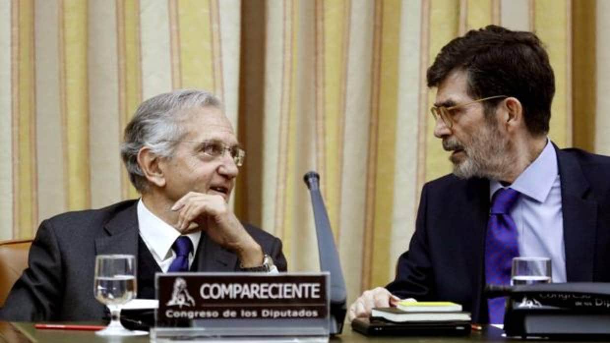 El exministro Arias Salgado junto al presidente de la Comisión, José Enrique Serrano