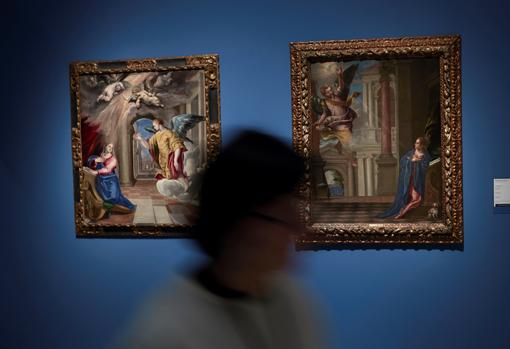 Un visitante pasa ante las obras de El Greco, «La Anunciación» (i) e «Il Veronesse Anunciación» (d),
