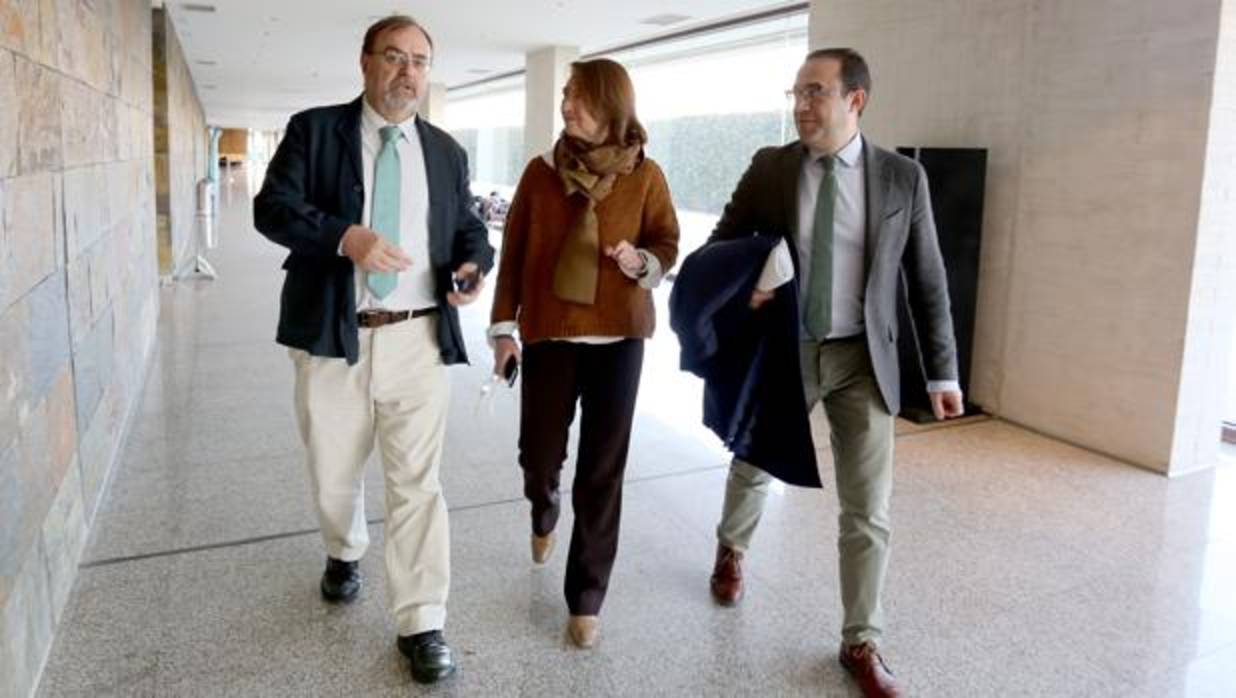 Fernando Rey, Pilar González y Ángel Miguel Vega, ayer en las Cortes de Castilla y León