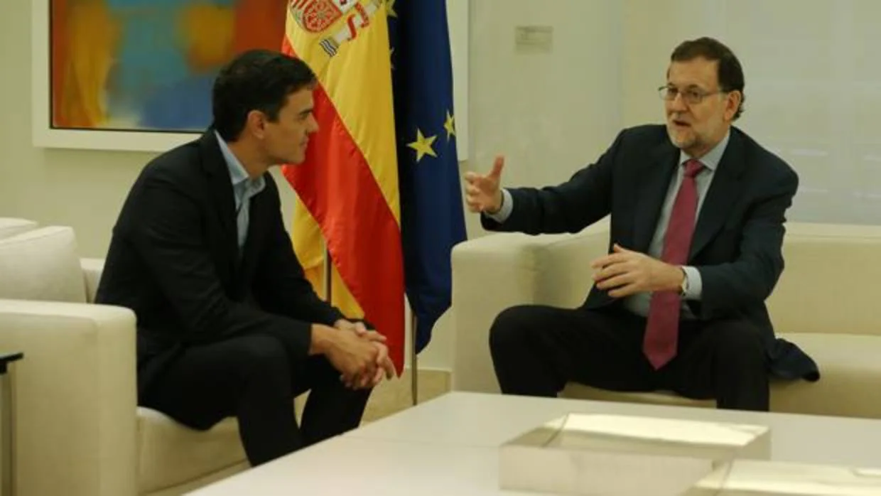Mariano Rajoy junto a Pedro Sánchez en uno de sus encuentros en Moncloa