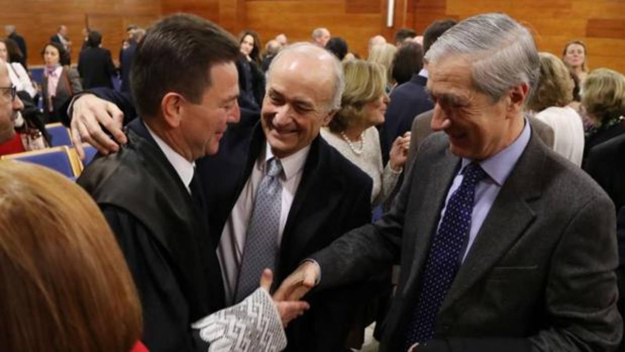 Magro felicita a su sucesor como presidente de la Audiencia Provincial de Alicante, Juan Carlos Cerón, al producirse el relevo