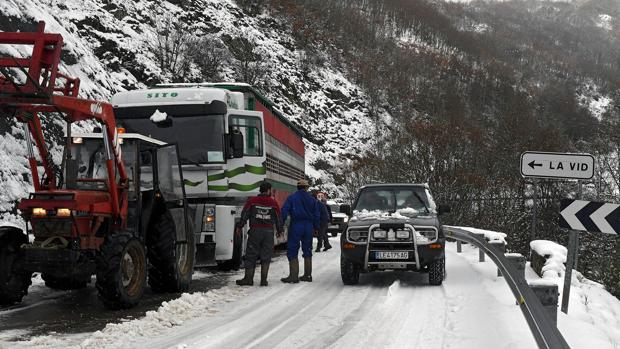 Restringida la circulación de camiones en la AP-6 por la nieve