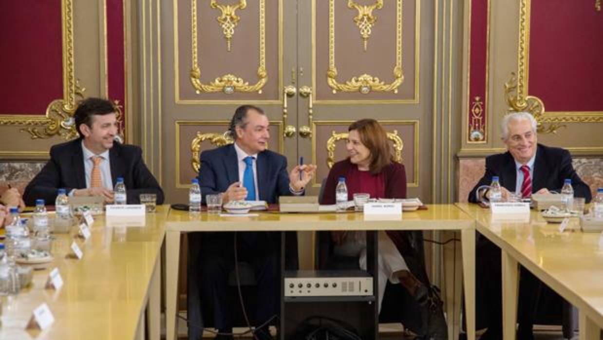 Salvador Navarro e Isabel Bonig, durante la reunión mantenida este viernes