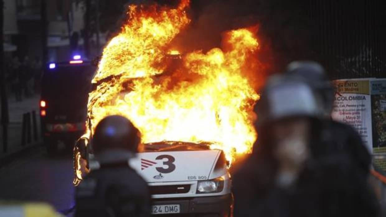 Una unidad de TV3 arde durante los disturbios de Can Vies en mayo de 214