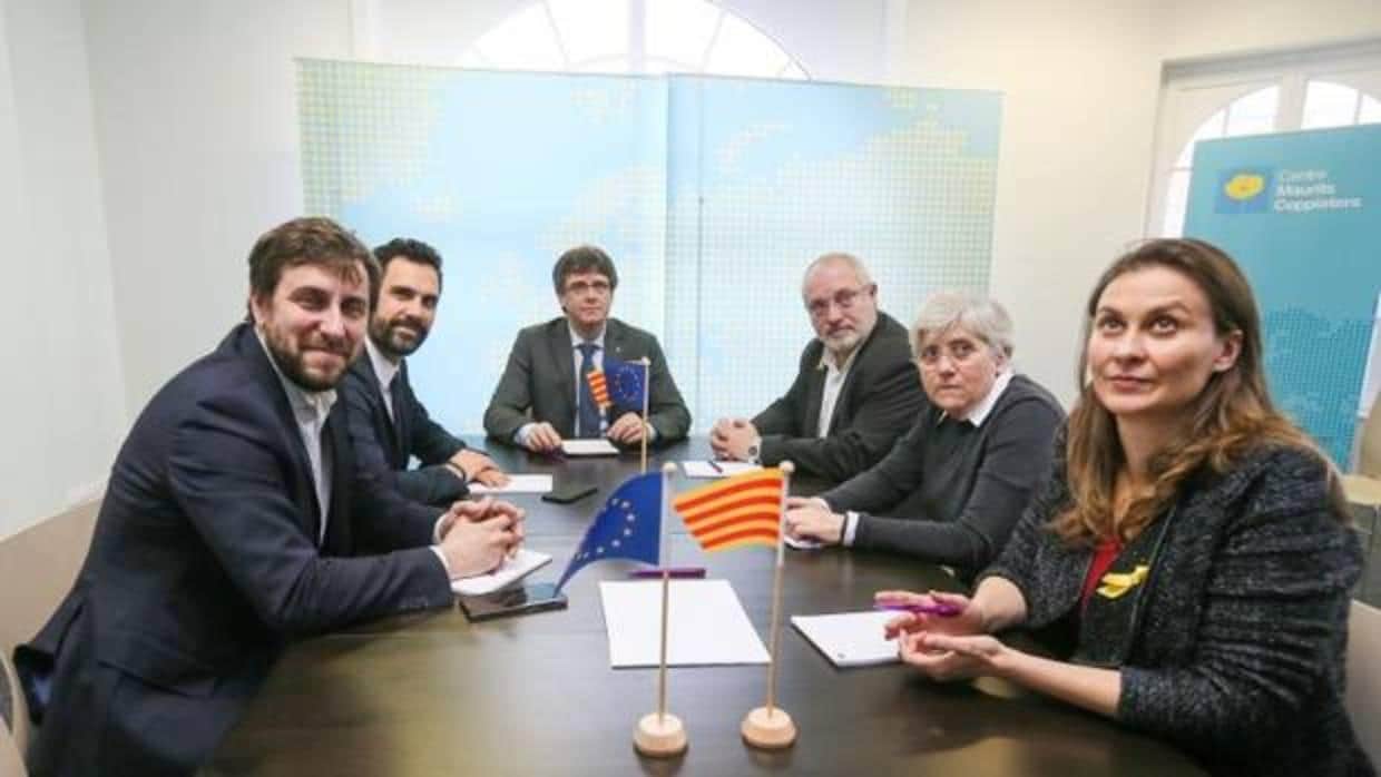 Puigdemont y los exconsejeros "exiliados", esta semana en Bruselas durante la reunión con Roger Torrent
