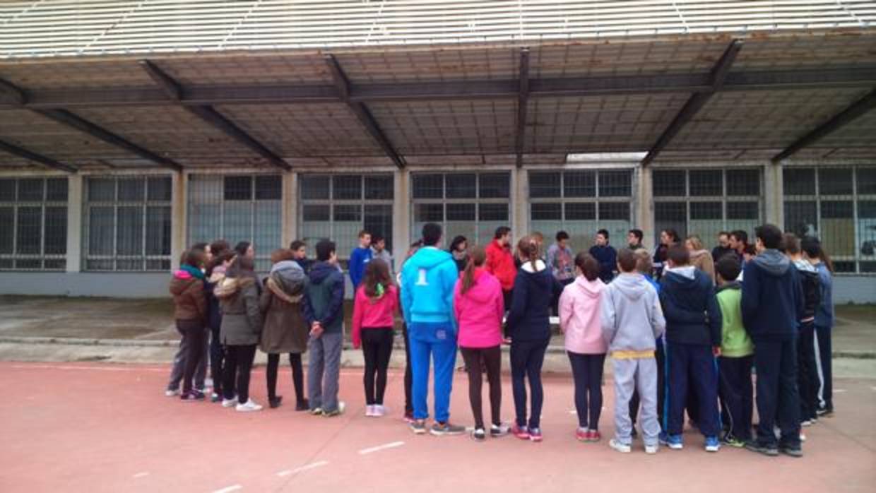 Un grupo de niños en el patio del colegio donde estudian