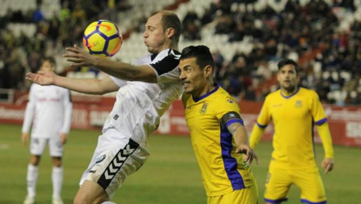 Zozulia intenta controlar un balón con el pecho ante un defensa del Alcorcón