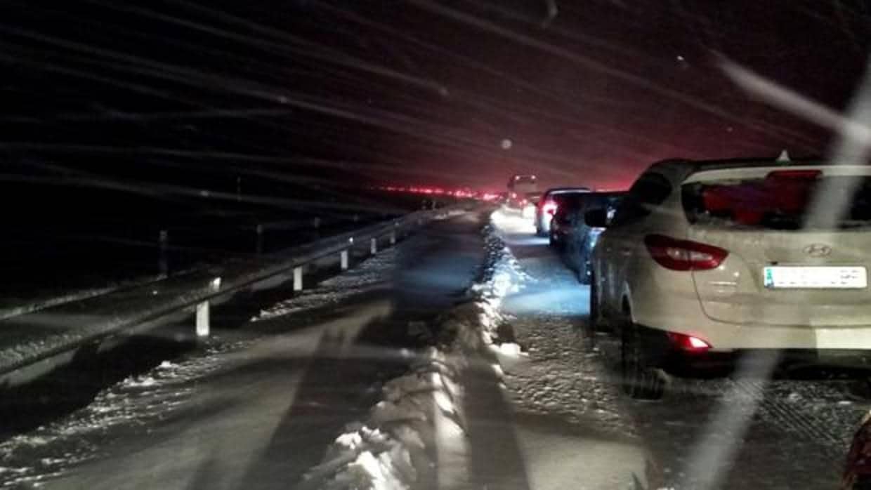 La gran nevada que el día de Reyes dejó atrapados a miles de conductores en las carreteras dejó al descubierto la fractura en el Gobierno