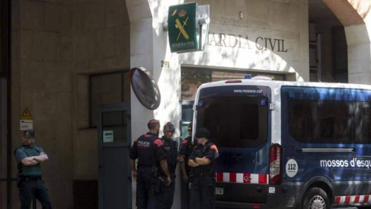Mossos d'Esquadra custodian la comandancia de la Guardia Civil en Barcelona en julio del pasado año