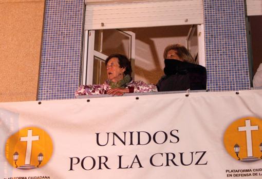 Dos vecinas protestan por el traslado de la Cruz de los Caídos