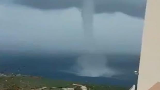 Vídeo: la espectacular manga marina formada en Canarias, en alerta por lluvias y nieve