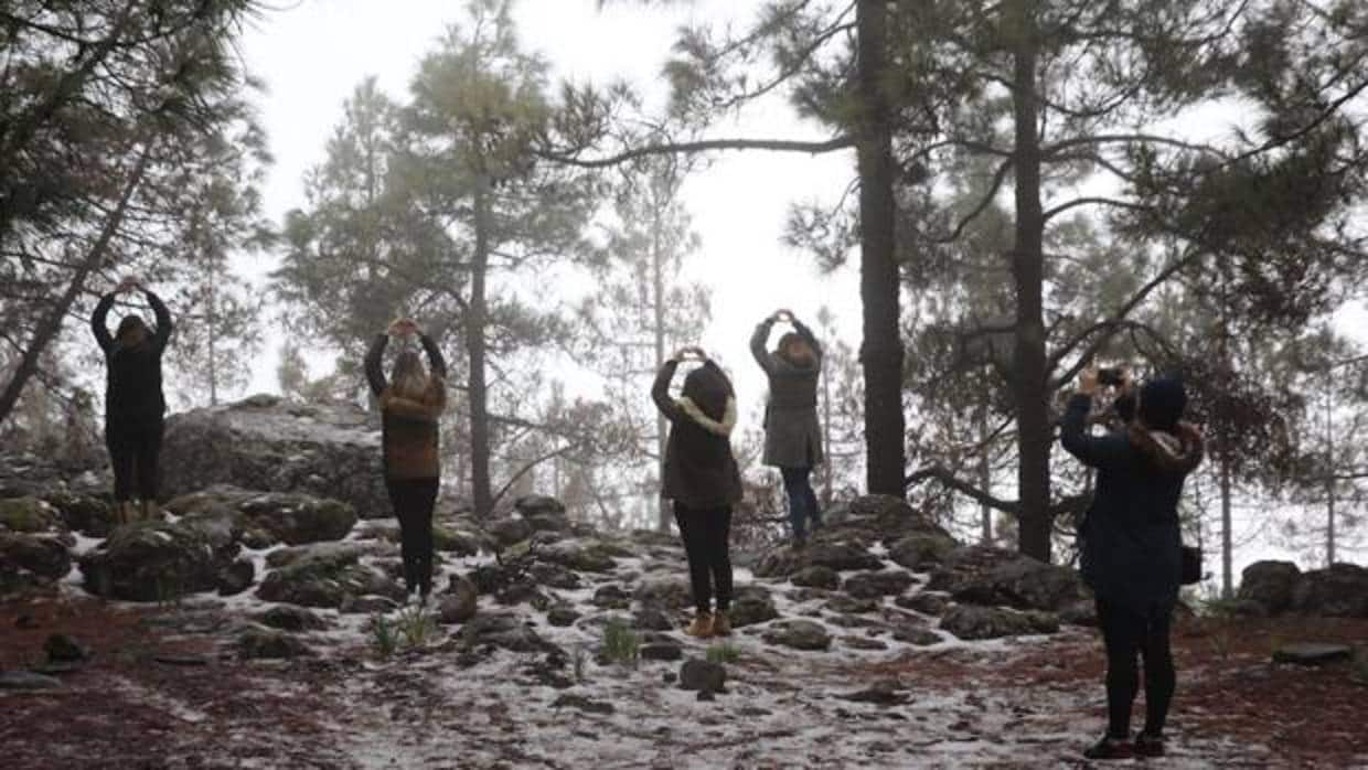 Mujeres invocando a supuestos vórtices de energía espiritual en Gran Canaria tras la nieve