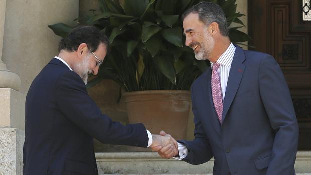 Rajoy felicita al Rey en las redes sociales: «50 años de la mejor Historia de España»